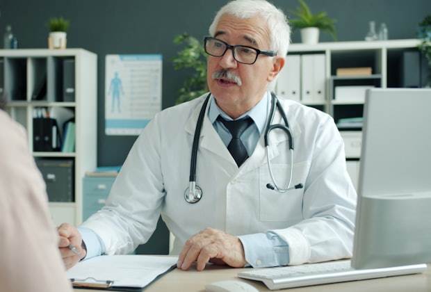 Médecin en consultation à son cabinet