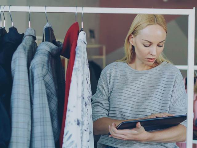 Commerçante consultant son stock sur une tablette