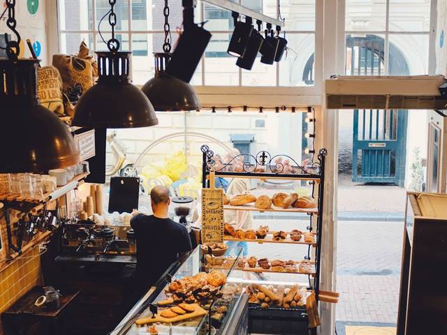Boulangerie-café en activité, vue depuis le comptoir