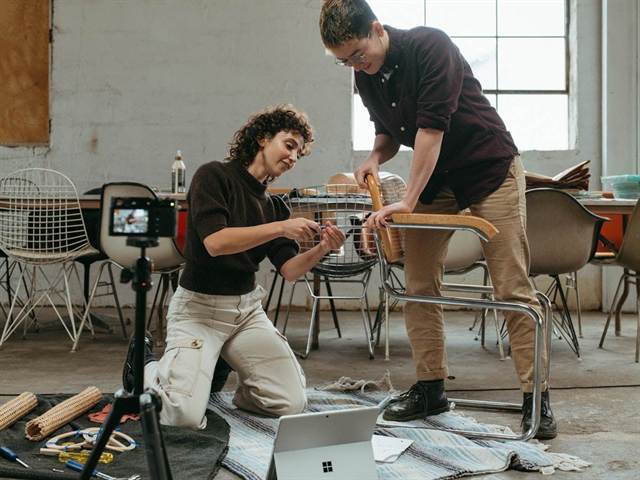 Deux artisans restaurant ensemble une chaise dans un atelier