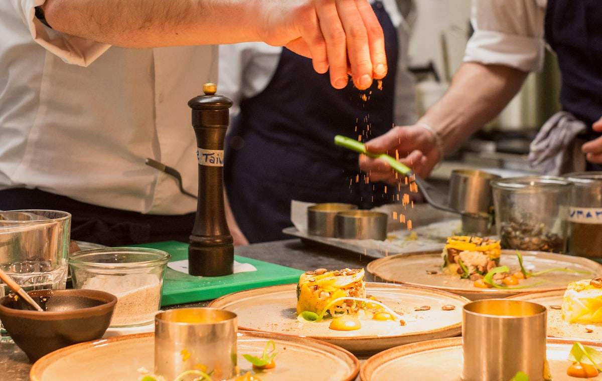 Cuisine professionnelle pendant le service, dressage des assiettes