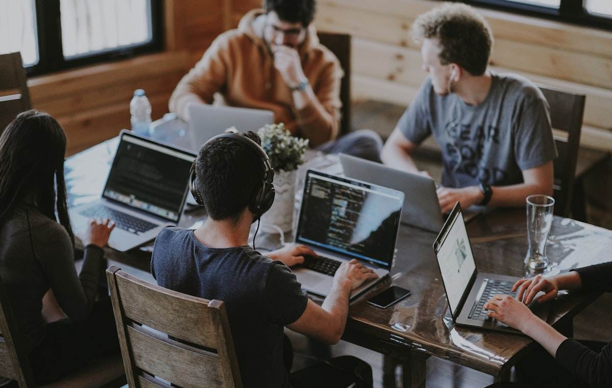 Equipe de developpeurs au travail autour d'une table